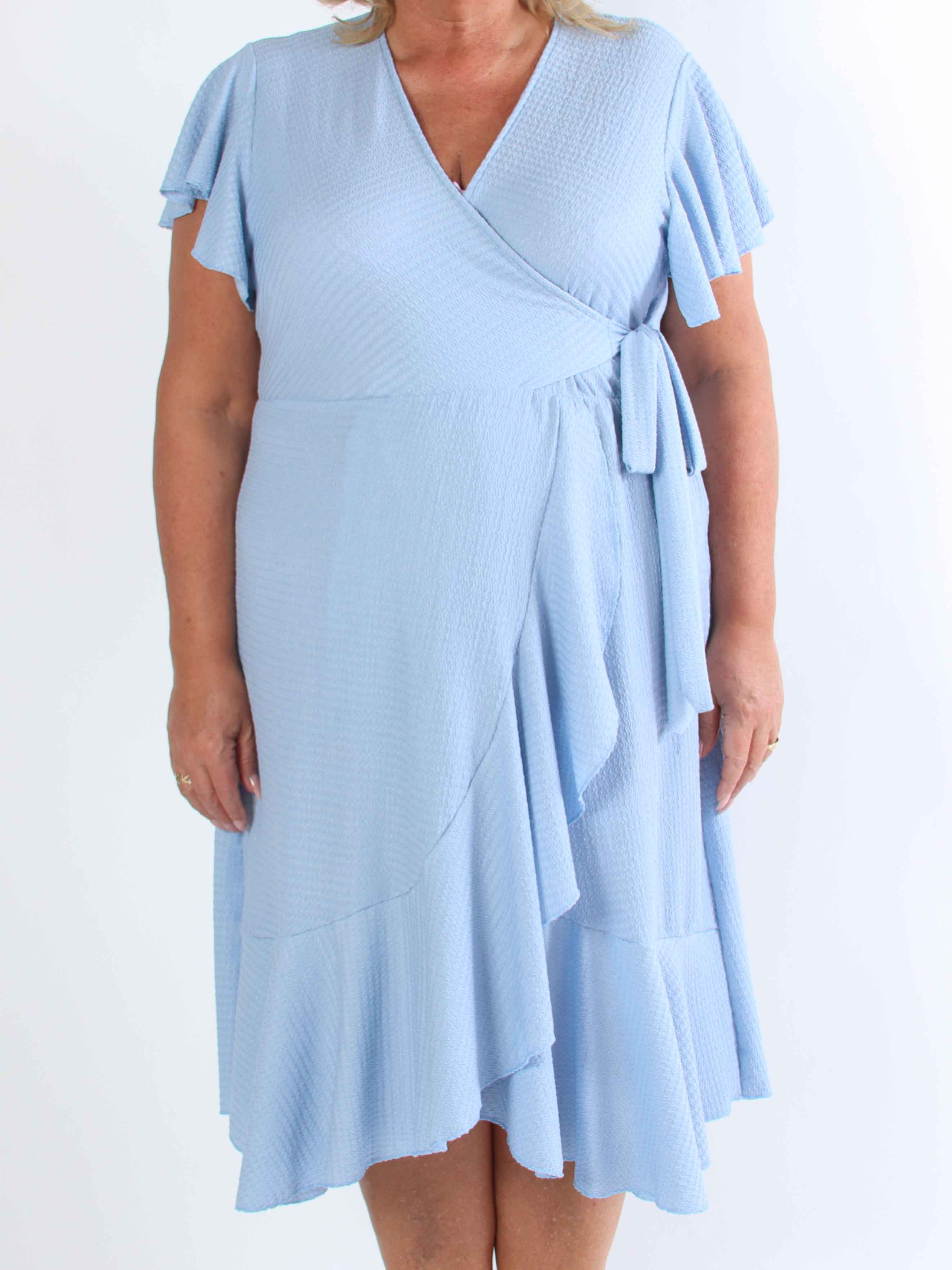 Eliana - Sød plus size kjole i slå-om look med flæser